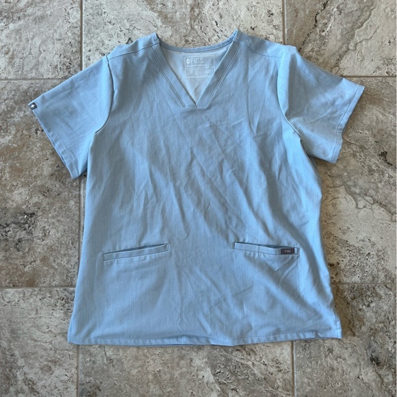 FIGS Casma 3-Pocket Scrub Top in Limited Edition Light Chambray Blue PO 6580, L - Picture 1 of 7